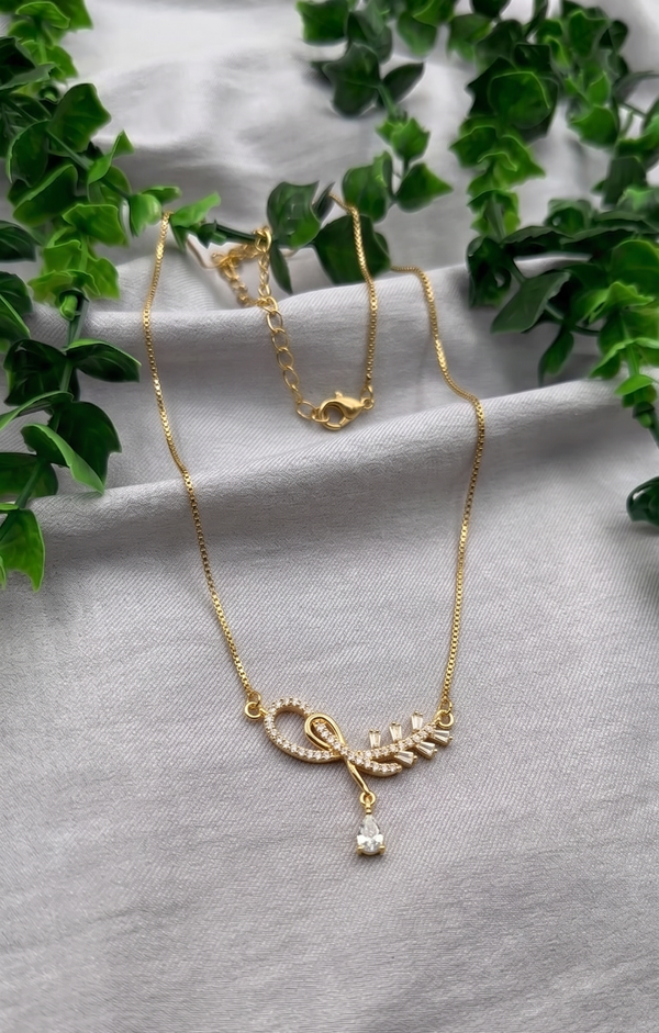 Mangamta Swirling Ribbon and Leaf Stone Imitation Necklace