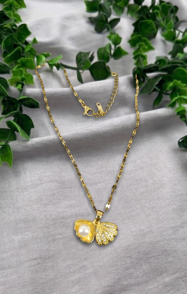 Mangamta Open Seashell with Pearl Accent Imitation Pendant Necklace